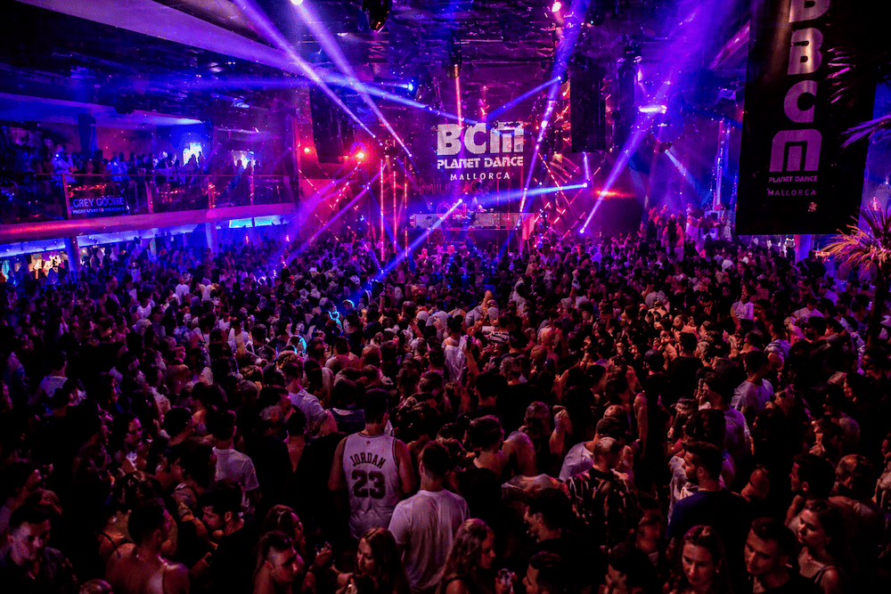 Want to know where to go party in Mallorca? Look no further! This article has all the answers. The best parties on the island.