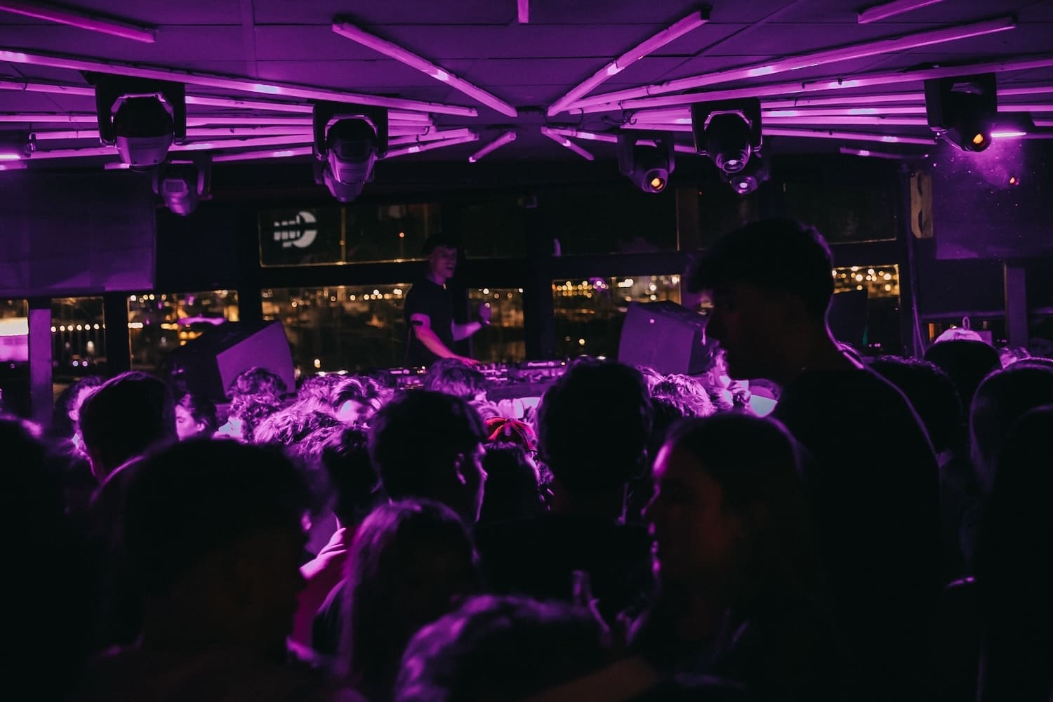 Discover the 5 best nightclubs in Palma de Mallorca. Luna, Lunita, Amok, MarSalada and Social. Let yourself be surprised by the Mallorcan night.